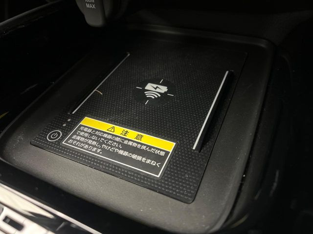 �y���C�����X�[�d�z�Ԃ̃��C�����X�[�d�́A�X�}�[�g�t�H�����[�d�p�b�h�ɒu�������ŊȒP�ɏ[�d�ł���֗��ȋ@�\�ł��B�P�[�u�����s�v�Ȃ̂Ŏԓ����������肵�A�^�]���ł����S�Ɏg���܂��B