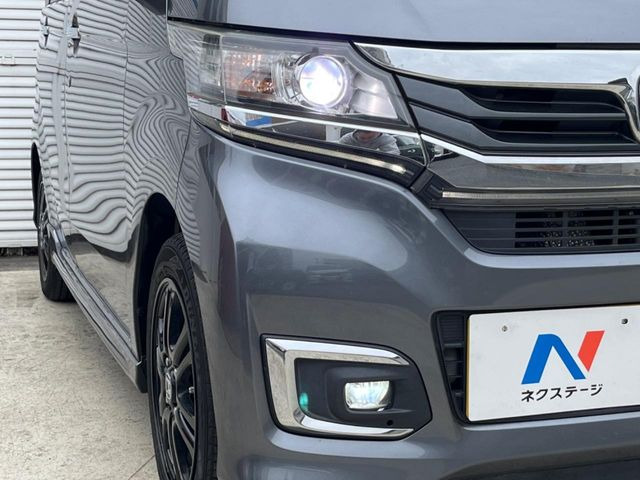 【HIDヘッドライト】非常に明るく前方を照らしてくれるので、悪天候や夜間の走行時も視界良好で安心してお乗りいただけます。