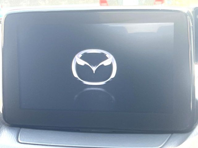 �y8�C���`�}�c�_�R�l�N�g�z�ԓ��̕��͋C�Ƀ}�b�`������^�̃f�B�X�v���C�B�X�}�z�ڑ��ł̃i�r�g�p��Bluetooth�Đ����A�l�X�ȋ@�\���y���߂܂��B�����I�ȃ_�C�������삪�\�ŁA�g��������ǍD�ł��B