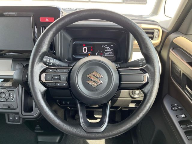 �C���e���A�ɍ��킹���f�U�C���̃X�e�A�����O�́A�^�]�������̂��Ƃ��l���A�^�]���₷���`��A�傫���ł��B�����x�A���ۂɐG���Ă��m���߂��������B