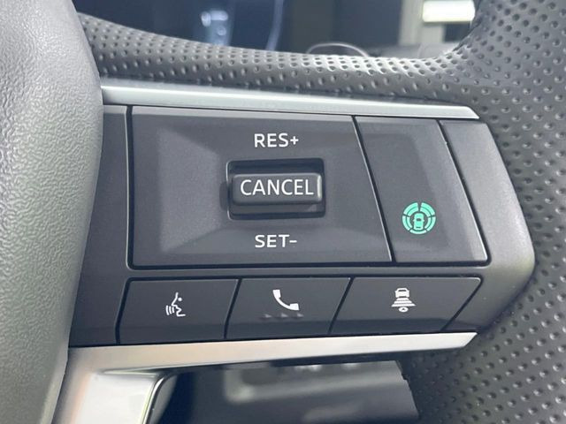 【三菱e-Assist】走行中に前方の車両等を認識し、衝突しそうな時は警報とブレーキで衝突回避と被害軽減をアシスト。より安全にドライブをお楽しみいただけます。