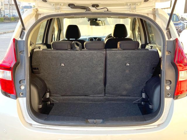 ���i�̂���������ʋ΁A���}���ɏ\���ȉ׎��X�y�[�X���m�ۂ��Ă���܂��B�Z�J���h�V�[�g��|���ƁA�傫�ȉו��̐ύڂ��\�ł���