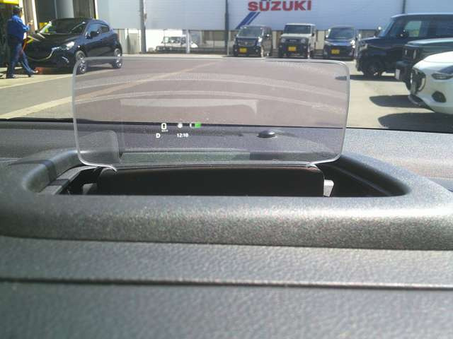 ★ヘッドアップディスプレイ★を装備!!運転席の前方にディスプレイを設置して車速/シフト位置などの情報や警報を表示してドライバーにお知らせしてくれます!