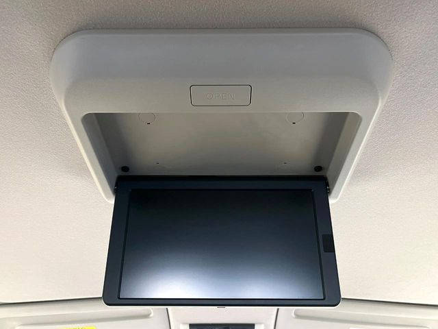 【フリップダウンモニター】大画面モニターで後席でもエンタメをお楽しみいただけます。小さなお子様にも大人気の装備です♪