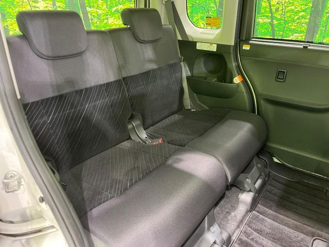 後部座席も気になるようなキズ・汚れやへたり等、大きなダメージはなく、良好な状態です。