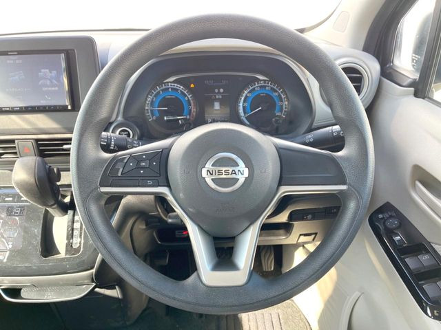 �C���e���A�ɍ��킹���f�U�C���̃X�e�A�����O�́A�^�]�������̂��Ƃ��l���A�^�]���₷���`��A�傫���ł��B�����x�A���ۂɐG���Ă��m���߂��������B