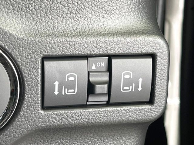 【両側スライドドア】駐車場で隣の車との間隔が狭く乗りにくい時、スライドドアなら安心!ドアオープン時も幅を取らず、開口部が広いので乗り降りがとっても簡単です。大きな荷物の出し入れも後席から可能♪