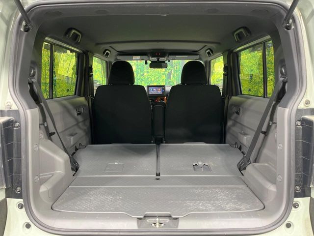 ���i�̂���������ʋ΁A���}���ɏ\���ȉ׎��X�y�[�X���m�ۂ��Ă���܂��B�Z�J���h�V�[�g��|���ƁA�傫�ȉו��̐ύڂ��\�ł���