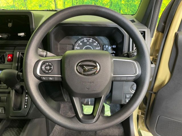 �C���e���A�ɍ��킹���f�U�C���̃X�e�A�����O�́A�^�]�������̂��Ƃ��l���A�^�]���₷���`��A�傫���ł��B�����x�A���ۂɐG���Ă��m���߂��������B