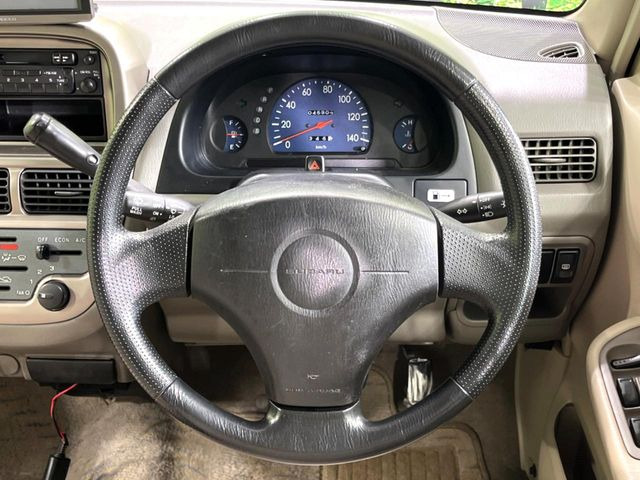 インテリアに合わせたデザインのステアリングは、運転される方のことも考え、運転しやすい形状、大きさです。是非一度、実際に触ってお確かめください。