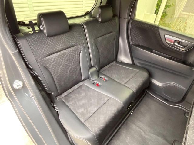 後部座席も気になるようなキズ・汚れやへたり等、大きなダメージはなく、良好な状態です。