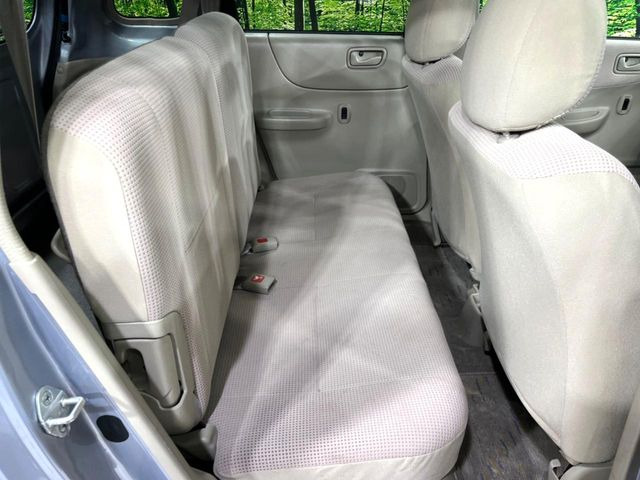 後部座席も気になるようなキズ・汚れやへたり等、大きなダメージはなく、良好な状態です。