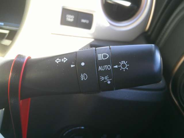 ★オートライト&ハイビームアシスト★周囲の明るさを感知して自動でライト点灯してくれトンネルなどで便利です。さらに!対向車などを感知してハイ&hArr;ローも自動で切り替えてくれます。