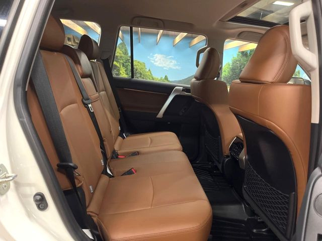 広々とした2列目シートは居住性が高く、居心地も快適!友達や家族とのお出かけにぴったりです。ベビーシートやチャイルドシート使用時も快適にお過ごしいただける十分な空間を確保しています。