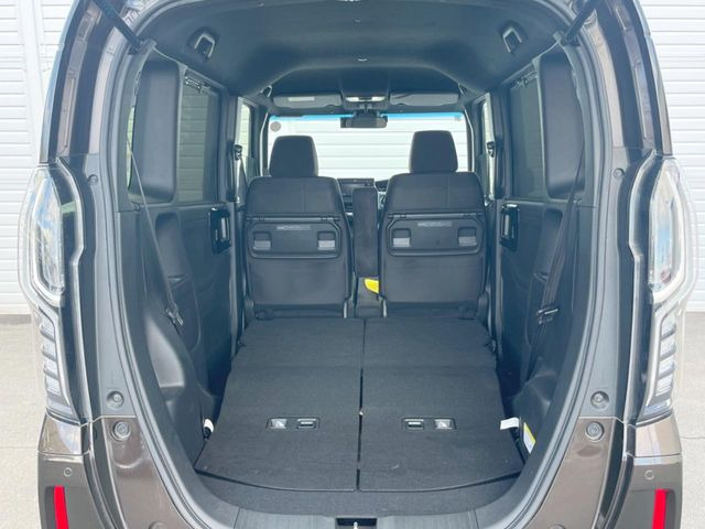 ���i�̂���������ʋ΁A���}���ɏ\���ȉ׎��X�y�[�X���m�ۂ��Ă���܂��B�Z�J���h�V�[�g��|���ƁA�傫�ȉו��̐ύڂ��\�ł���