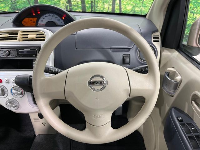 �C���e���A�ɍ��킹���f�U�C���̃X�e�A�����O�́A�^�]�������̂��Ƃ��l���A�^�]���₷���`��A�傫���ł��B�����x�A���ۂɐG���Ă��m���߂��������B