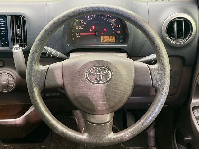 インテリアに合わせたデザインのステアリングは、運転される方のことも考え、運転しやすい形状、大きさです。是非一度、実際に触ってお確かめください。