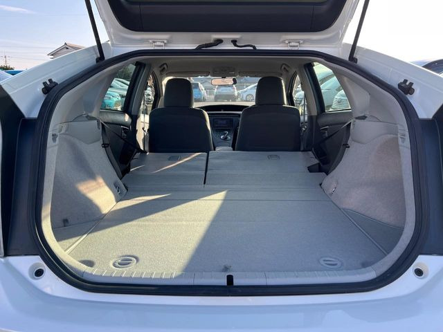 ���i�̂���������ʋ΁A���}���ɏ\���ȉ׎��X�y�[�X���m�ۂ��Ă���܂��B�Z�J���h�V�[�g��|���ƁA�傫�ȉו��̐ύڂ��\�ł���