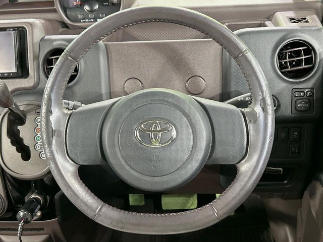 �C���e���A�ɍ��킹���f�U�C���̃X�e�A�����O�́A�^�]�������̂��Ƃ��l���A�^�]���₷���`��A�傫���ł��B�����x�A���ۂɐG���Ă��m���߂��������B