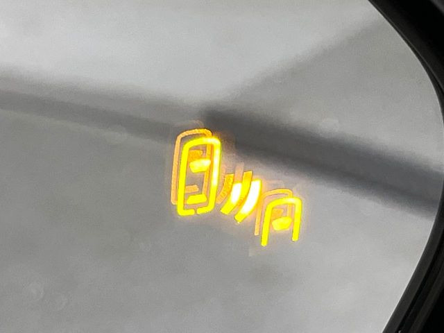 【ブラインドスポットモニター】走行中、ドアミラーの死角になりやすい箇所に後続車が接近するとサイドミラーのレンズに警告を表示!ドライバーに注意喚起をしてくれます。