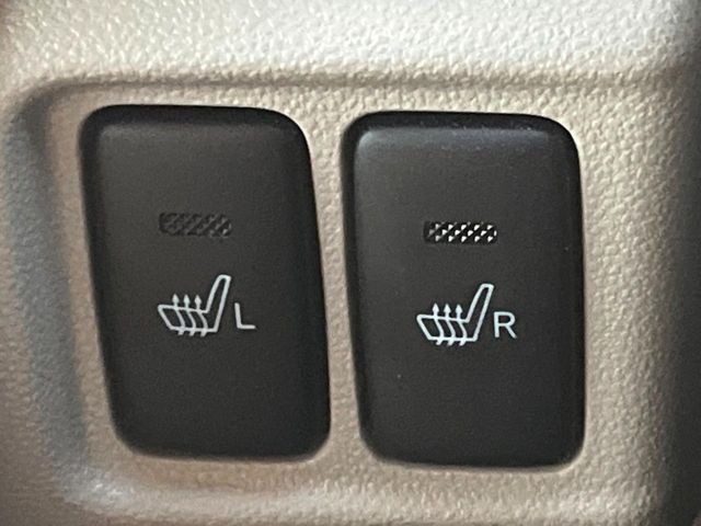 【シートヒーター】寒い日に重宝するシートヒーター!エアコンより早く温まってくれるので寒がりの人も安心ですね♪エアコンの温風は乾燥するから苦手、という方にもをおすすめです。