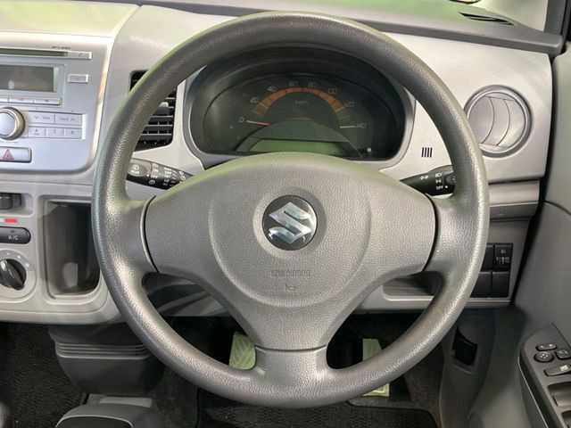 �C���e���A�ɍ��킹���f�U�C���̃X�e�A�����O�́A�^�]�������̂��Ƃ��l���A�^�]���₷���`��A�傫���ł��B�����x�A���ۂɐG���Ă��m���߂��������B