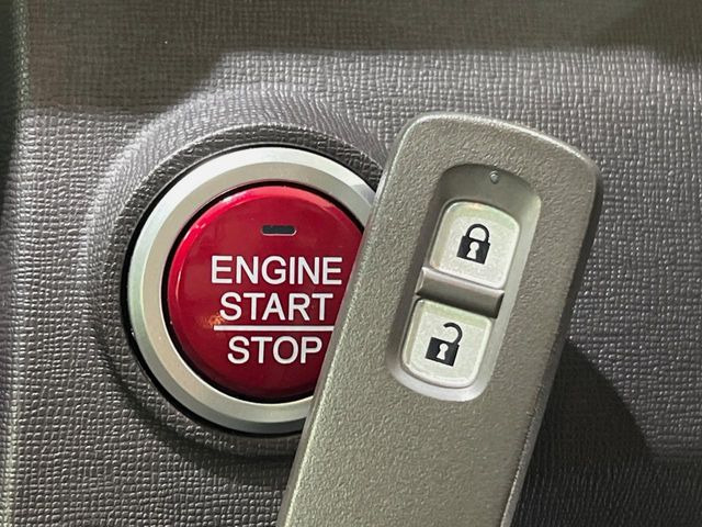 �yHonda�X�}�[�g�L�[�z�J�o����|�P�b�g�ɓ��ꂽ�܂܂ł��h�A�̎{���E�������\�ȃX�}�[�g�L�[�𑕔��B�G���W���̃I���E�I�t�����J�M�����o���K�v����������Ƃ��Ă��֗��ł���