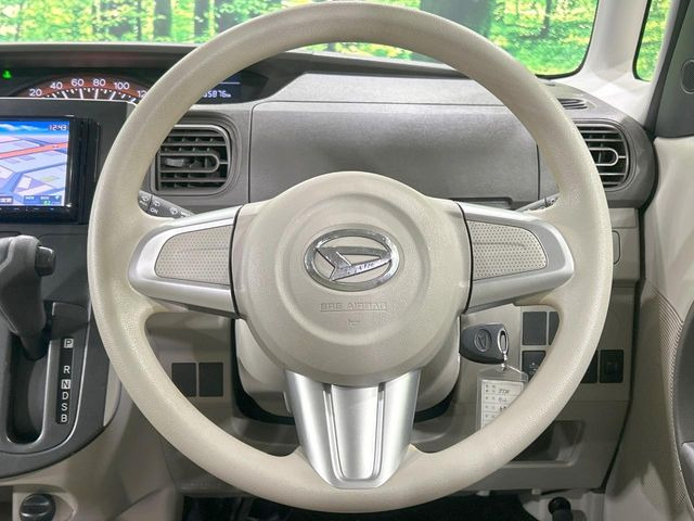 インテリアに合わせたデザインのステアリングは、運転される方のことも考え、運転しやすい形状、大きさです。是非一度、実際に触ってお確かめください。