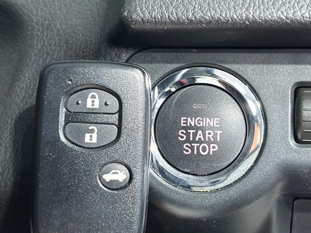 �y�A�N�Z�X�L�[&�v�b�V���X�^�[�g�z�J�o����|�P�b�g�ɓ��ꂽ�܂܂ł��h�A�̎{���E�������\�ȃX�}�[�g�L�[�𑕔��B�G���W���̃I���E�I�t�����J�M�����o���K�v�������A�{�^�����v�b�V�����邾����OK��