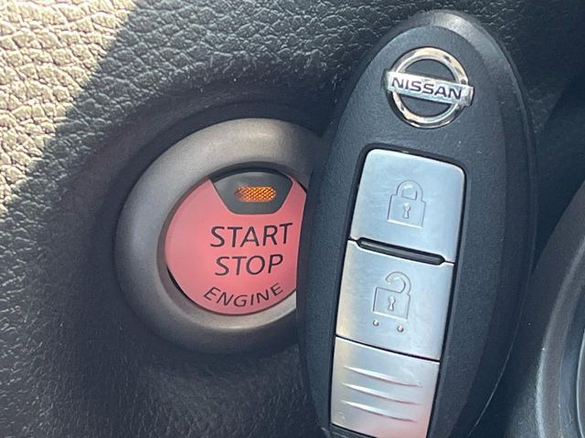 【インテリジェントキー】カバンやポケットに入れたままでもドアの施錠・解錠が可能なスマートキーを装備。エンジンのオン・オフ時もカギを取り出す必要が無いからとっても便利です♪