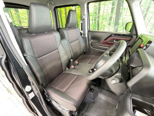 運転席まわりには十分なスペースがあり、大柄な方でもゆったり運転していただける環境です。