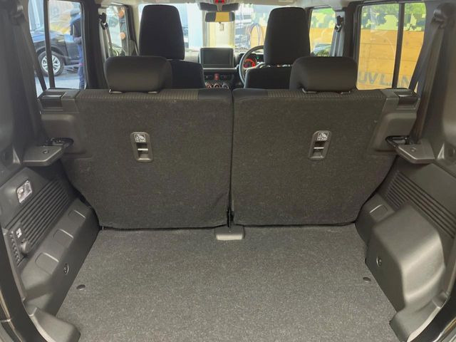 ���i�̂���������ʋ΁A���}���ɏ\���ȉ׎��X�y�[�X���m�ۂ��Ă���܂��B�Z�J���h�V�[�g��|���ƁA�傫�ȉו��̐ύڂ��\�ł���