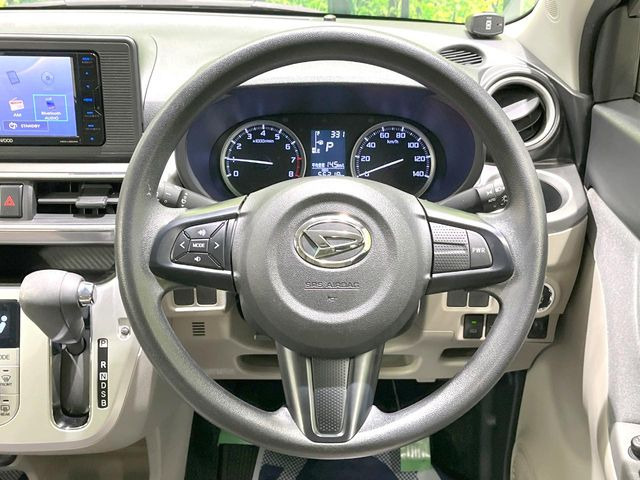 インテリアに合わせたデザインのステアリングは、運転される方のことも考え、運転しやすい形状、大きさです。是非一度、実際に触ってお確かめください。