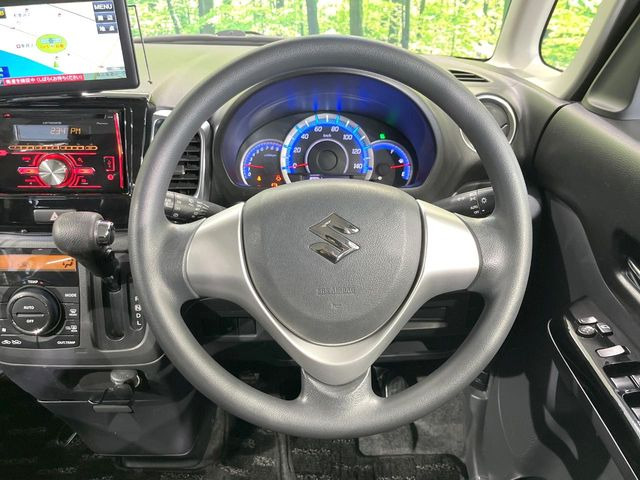 �C���e���A�ɍ��킹���f�U�C���̃X�e�A�����O�́A�^�]�������̂��Ƃ��l���A�^�]���₷���`��A�傫���ł��B�����x�A���ۂɐG���Ă��m���߂��������B