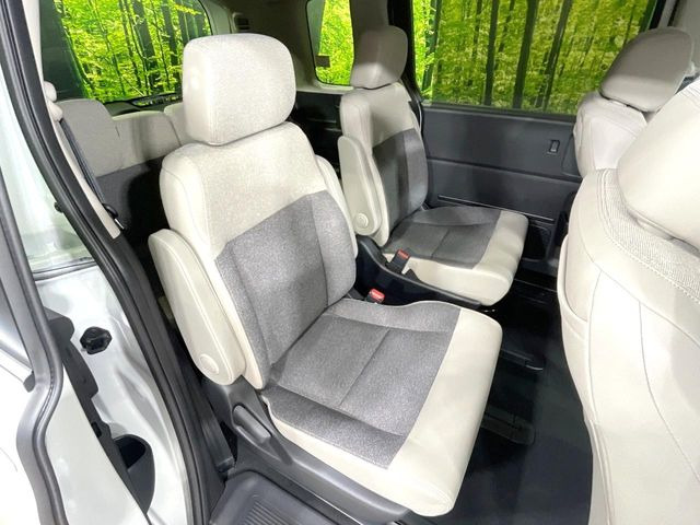 後部座席も気になるようなキズ・汚れやへたり等、大きなダメージはなく、良好な状態です。