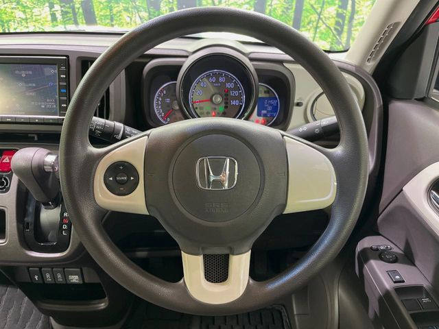 �C���e���A�ɍ��킹���f�U�C���̃X�e�A�����O�́A�^�]�������̂��Ƃ��l���A�^�]���₷���`��A�傫���ł��B�����x�A���ۂɐG���Ă��m���߂��������B