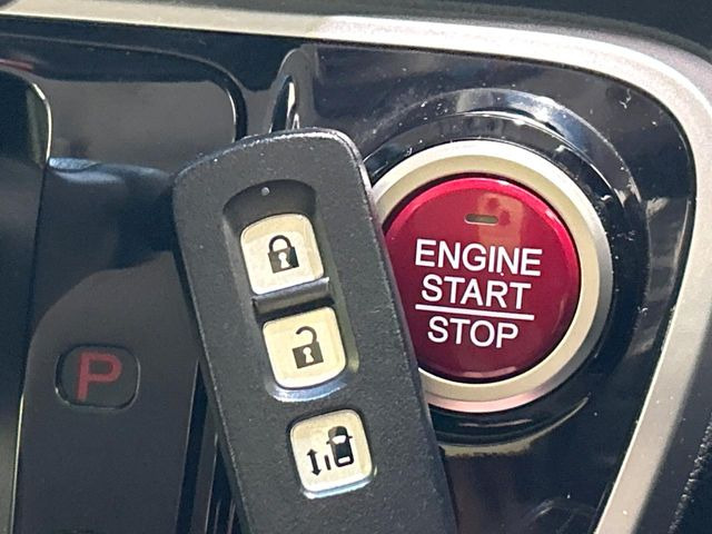 �yHonda�X�}�[�g�L�[�z�J�o����|�P�b�g�ɓ��ꂽ�܂܂ł��h�A�̎{���E�������\�ȃX�}�[�g�L�[�𑕔��B�G���W���̃I���E�I�t�����J�M�����o���K�v����������Ƃ��Ă��֗��ł���