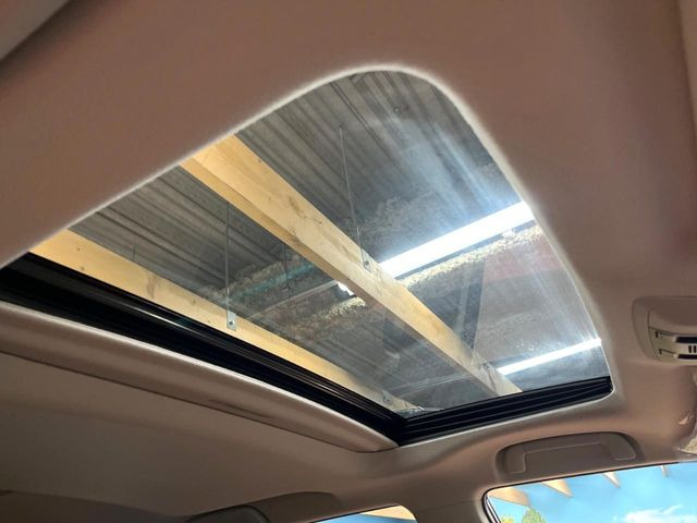 【サンルーフ】開放感たっぷりの希少装備、サンルーフが装着されています!車内に明かりを取り入れたり景色を楽しむ以外にも、車内の空気も簡単に換気できて快適です!