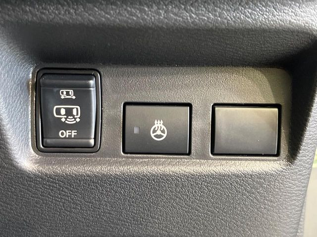 【ハンズフリー機能付き両側パワースライドドア】スライドドアの下に足先を入れてすぐ引くと、自動的にスライドドアが開閉します!荷物で両手がふさがった状態でも、ドアの開閉ができてとっても便利!