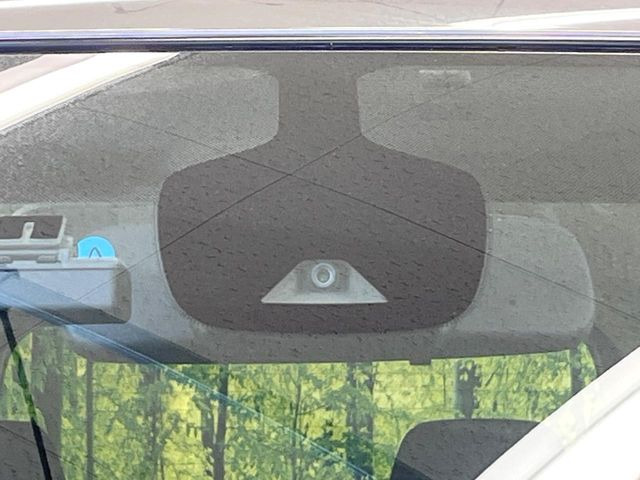 【エマージェンシーブレーキ】走行中に前方の車両等を認識し、衝突しそうな時は警報とブレーキで衝突回避と被害軽減をアシスト。より安全にドライブをお楽しみいただけます。