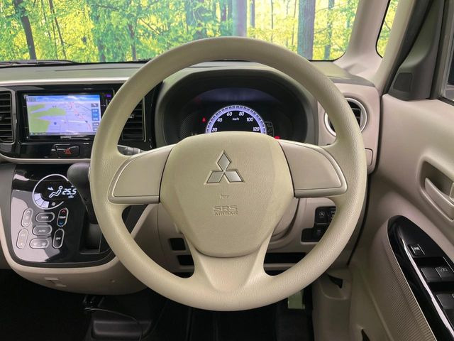 �C���e���A�ɍ��킹���f�U�C���̃X�e�A�����O�́A�^�]�������̂��Ƃ��l���A�^�]���₷���`��A�傫���ł��B�����x�A���ۂɐG���Ă��m���߂��������B