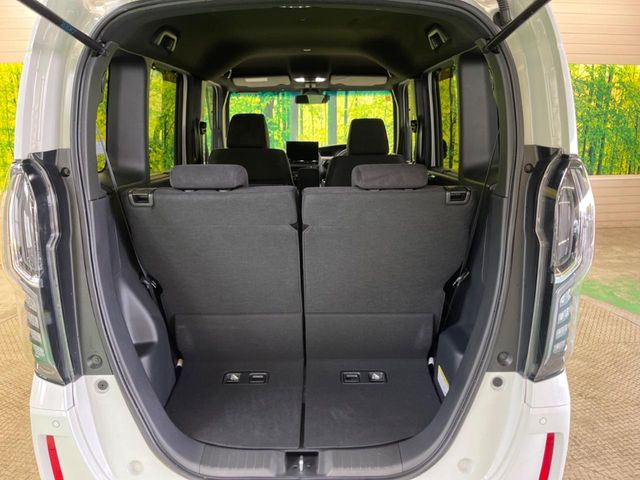 ���i�̂���������ʋ΁A���}���ɏ\���ȉ׎��X�y�[�X���m�ۂ��Ă���܂��B�Z�J���h�V�[�g��|���ƁA�傫�ȉו��̐ύڂ��\�ł���