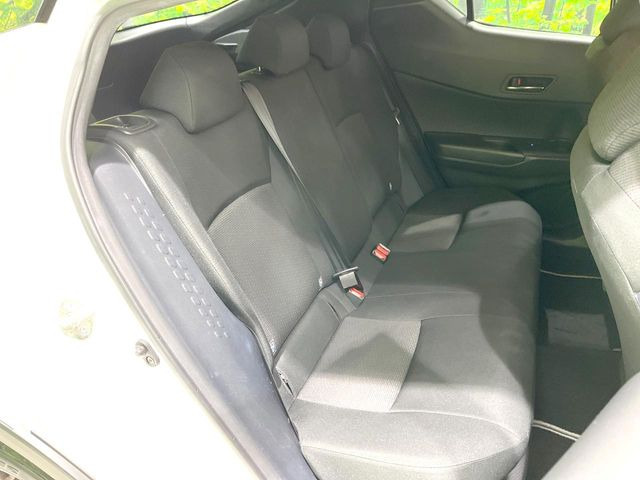 広々とした2列目シートは居住性が高く、居心地も快適!友達や家族とのお出かけにぴったりです。ベビーシートやチャイルドシート使用時も快適にお過ごしいただける十分な空間を確保しています。