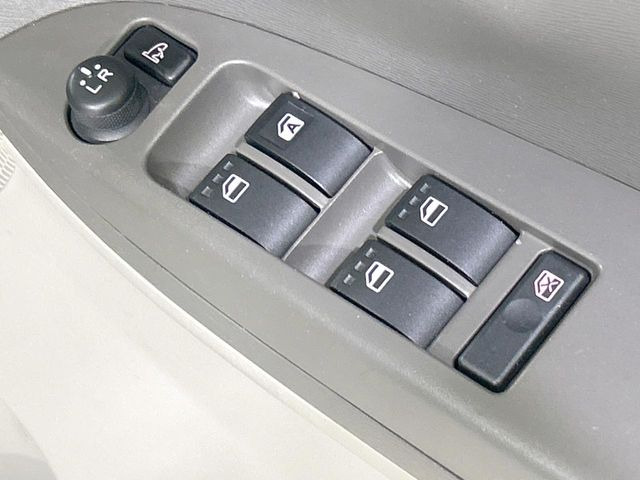 【電動格納ミラー】サイドミラーは電動格納式となっており、狭い駐車場でもキズがつくリスクを抑えられます。