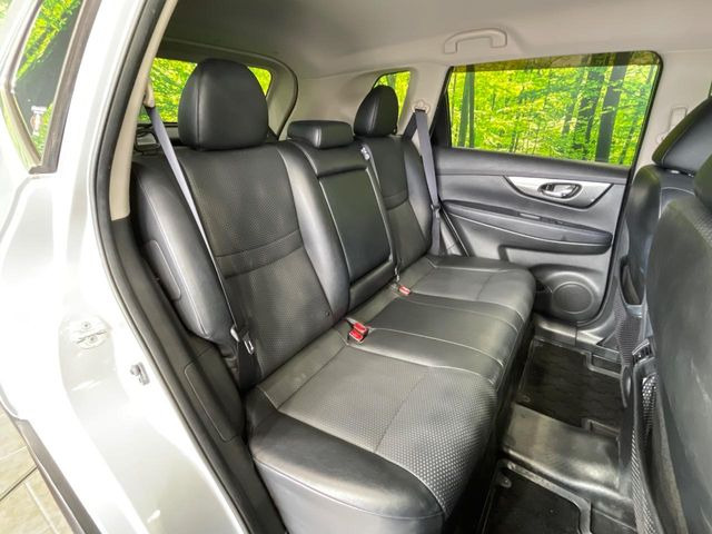 後部座席も気になるようなキズ・汚れやへたり等、大きなダメージはなく、良好な状態です。