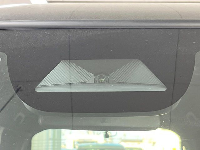 【ホンダセンシング】走行中に前方の車両等を認識し、衝突しそうな時は警報とブレーキで衝突回避と被害軽減をアシスト。より安全にドライブをお楽しみいただけます。