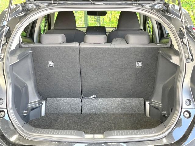 ���i�̂���������ʋ΁A���}���ɏ\���ȉ׎��X�y�[�X���m�ۂ��Ă���܂��B�Z�J���h�V�[�g��|���ƁA�傫�ȉו��̐ύڂ��\�ł���