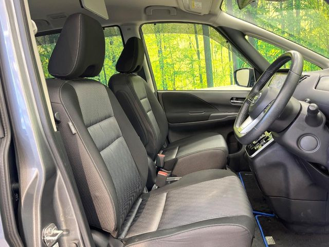 運転席まわりには十分なスペースがあり、大柄な方でもゆったり運転していただける環境です。