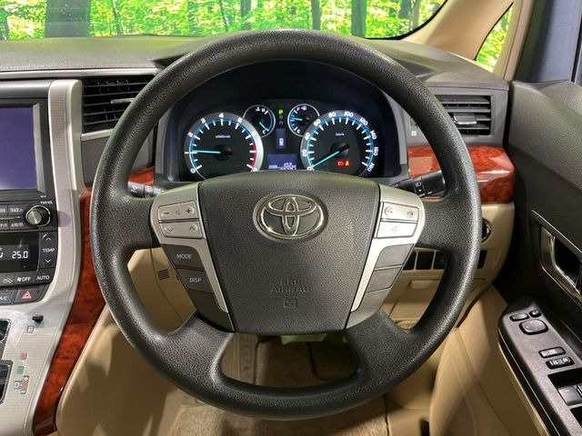 �C���e���A�ɍ��킹���f�U�C���̃X�e�A�����O�́A�^�]�������̂��Ƃ��l���A�^�]���₷���`��A�傫���ł��B�����x�A���ۂɐG���Ă��m���߂��������B