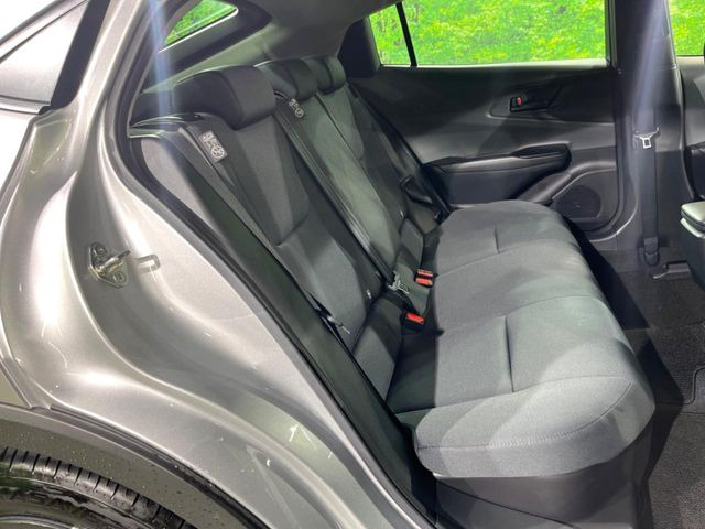 後部座席も気になるようなキズ・汚れやへたり等、大きなダメージはなく、良好な状態です。